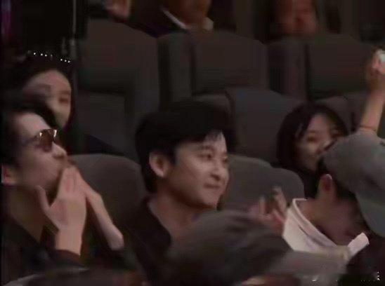 董子健看孙怡获影后的眼神，简直和陈俊生看离婚后的罗子君一模一样！热烈鼓掌，充满欣赏，女人搞事业太夯了！ ​