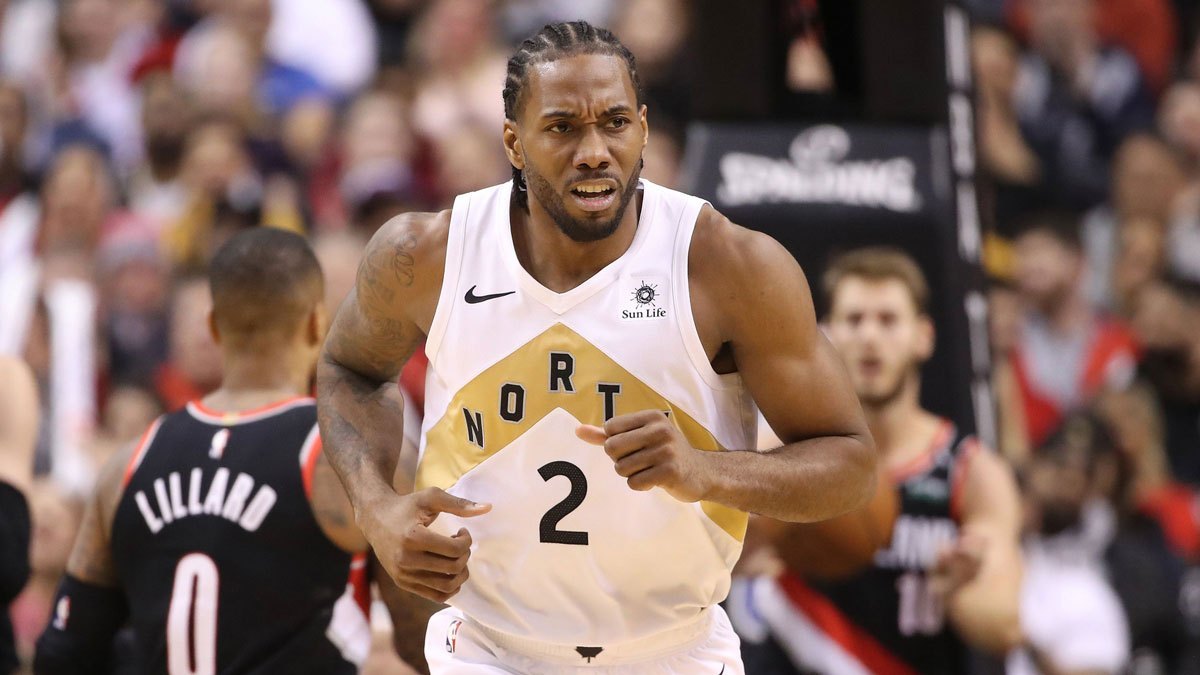 #NBA[超话]#回归不为夺冠？伦纳德道出重返猛龙真实心声

科怀·伦纳德通过交易重返猛龙，他公开表示自己并不是刻意追逐总冠军。他称不想生涯末年不停更换球队，回归源于和多伦多这座城市、家人之间深厚羁绊，儿子正是在这里出生，一直盼着重回此地。2019年伦纳德曾带领猛龙夺得队史首冠，斩获FMVP。如今 ​
