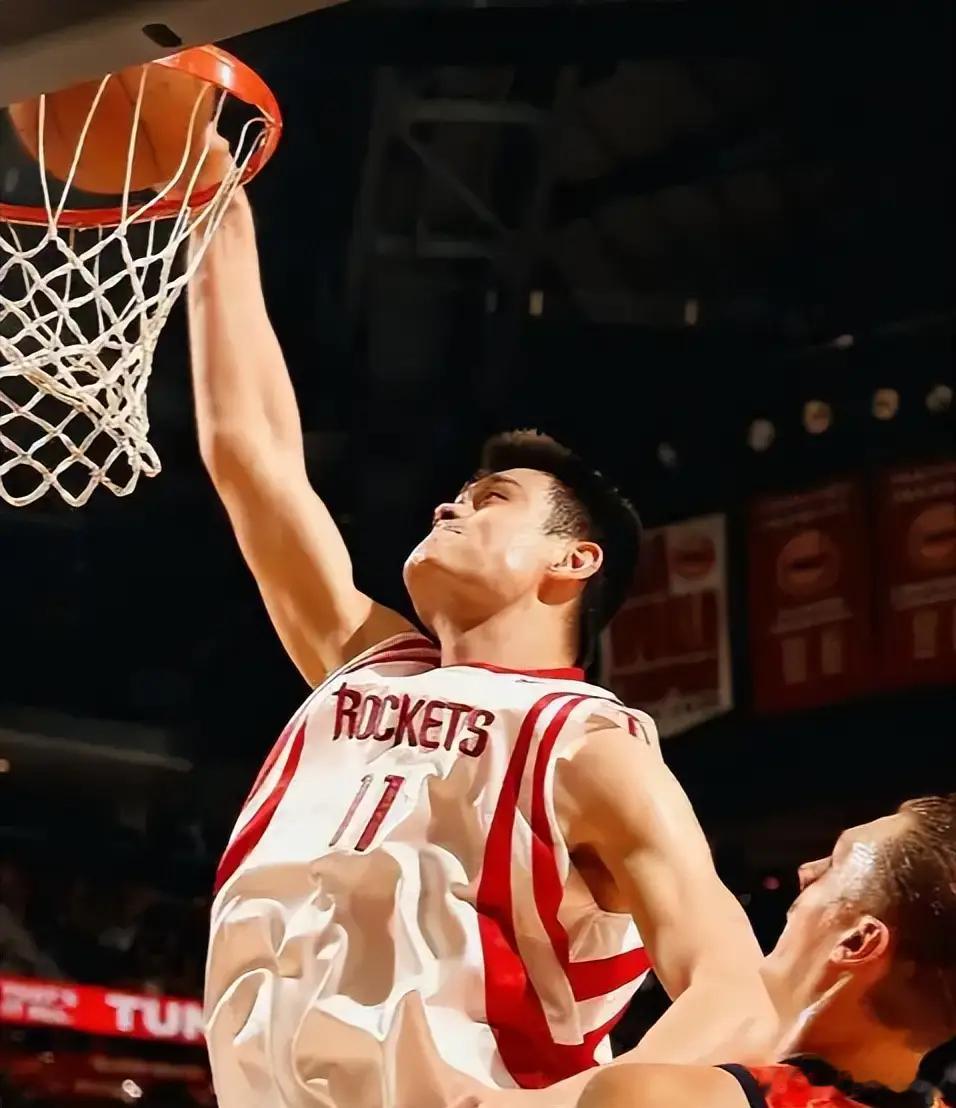 2002年，算得上是NBA与中国篮球真正结缘的一年。那个夏天，姚明以状元秀身份加盟休斯顿火箭，把大洋彼岸的NBA，真正带进亿万中国家庭的客厅。回头看去，这一届的新秀如今已经全员退役。有人转型解说，有人留在训练场提携后辈，也有人慢慢淡出大众视野。当所有荣誉都沉淀为历史数据，抛开场外故事，只以 ​