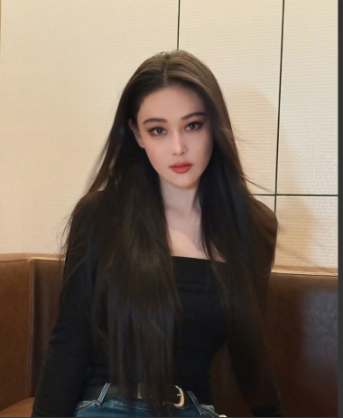 我突然理解李晨了，
张馨予虽然名气平平，
但我敢确定一件事，就是她本人身上真有种斩男又斩女的魅力。

说句真心话，即使再不喜欢她这个人，你也不得不承认，张馨予是真的很美。

她的美是张扬的、艳丽的，五官精致突出，而且个子高，身材曲线又好，就算放在美女如云的娱乐圈，也称的上第一梯队了。

人家张馨予早