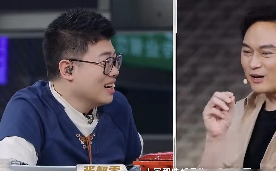 张智霖对着山谷喊了半辈子老婆别买包，结果袁咏仪真不买了，他却慌了。节目里，袁咏仪嫌弃张智霖吃得太多，张智霖委屈吧啦地辩解大家都在猛吃。这对互怼夫妻，画风永远这么清奇。但更绝的是，那个买包像打劫的靓靓，现在不仅不买名牌包，连麻将都戒了，天天宅家看剧打游戏。网友调侃张智霖钱包终于安全了，但他估计心里正发