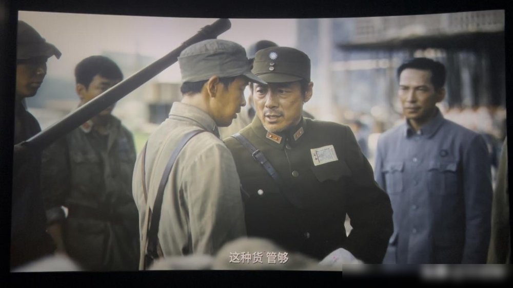 肖战在南京拍戏时，四十度高温穿棉袄，一句南京话能磨几十遍。剧组语言指导都看不下去，发文说这人太轴了。
结果呢，戏刚杀青，他扭头就在南京开个人巡演。出道十年头一回。开票秒没，抢票加想看的人数干到500万。
10月17号人就到南京了，直接扎进场馆，封闭联排6天。铁路局都惊动了，专门发问卷问要不要加车