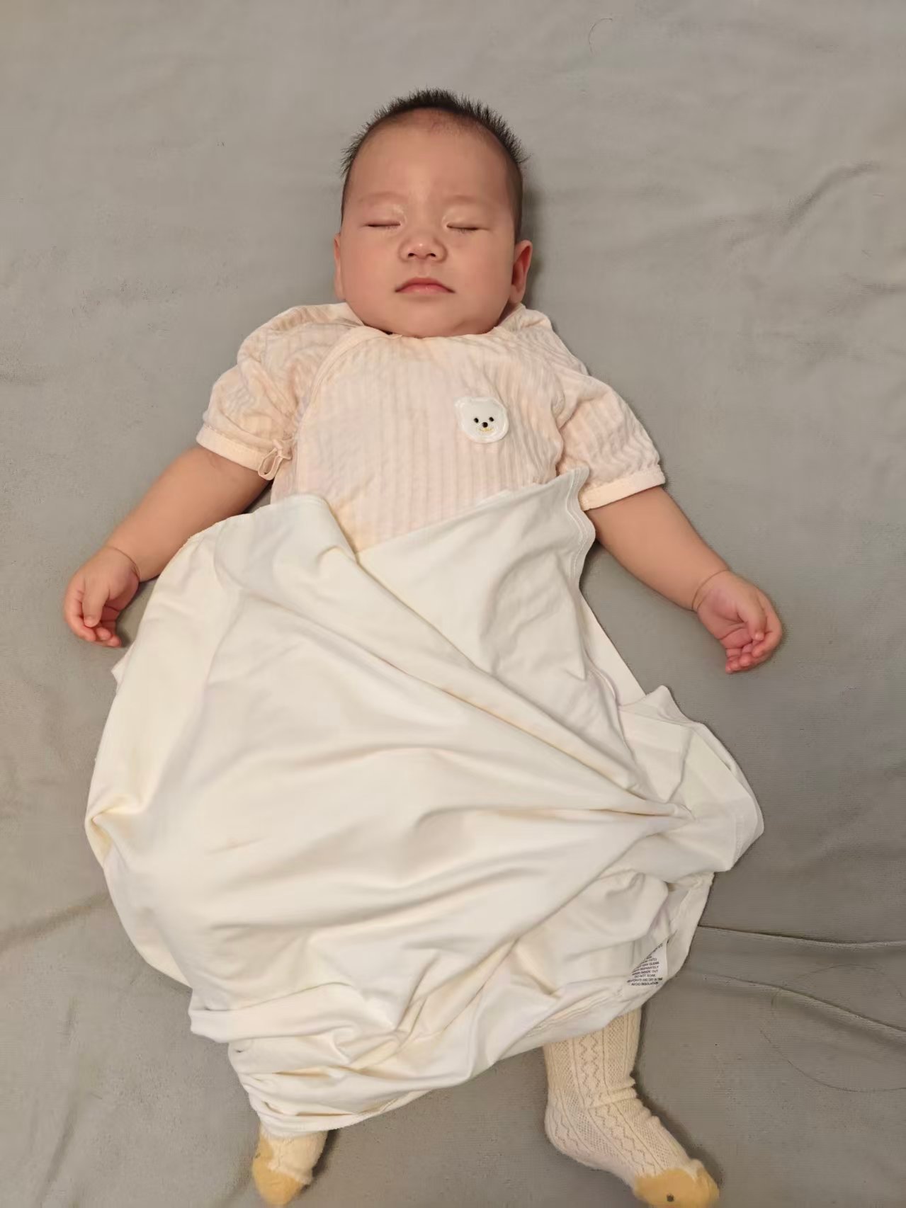 #生孩子的人的钱哪来的# 赚的啊，现在很多不生的人对生孩子的人有很大恶意，你不想生有你的几条理由，那我们想生孩子同样也有很多理由，孩子可爱这一条就够了，OK，回答完毕。

那我请问你买房的500万元钱哪来的？你买车20万元钱哪来的？你买2万元一个LV包包的钱哪来的？你买1万元一台iPhone18Pro Max ​