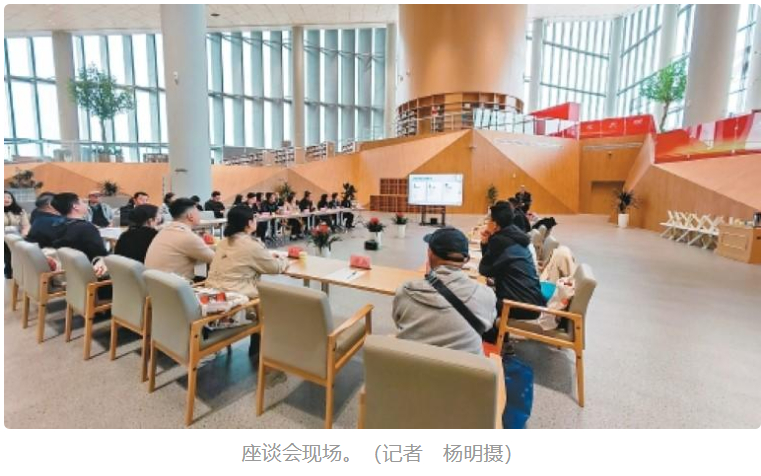 迎来第200万名进馆读者。10月26日，“书香润心 共话阅读——西安图书馆2026年度读者座谈会”举办，第200万名进馆读者曹秋华及年度借阅量靠前读者等19位读者代表与馆方面对面交流。据介绍，2026年西安图书馆进馆人数突破202万人次，图书借阅量70.5万册，建成覆盖全市395个图书馆的数字服务 ​