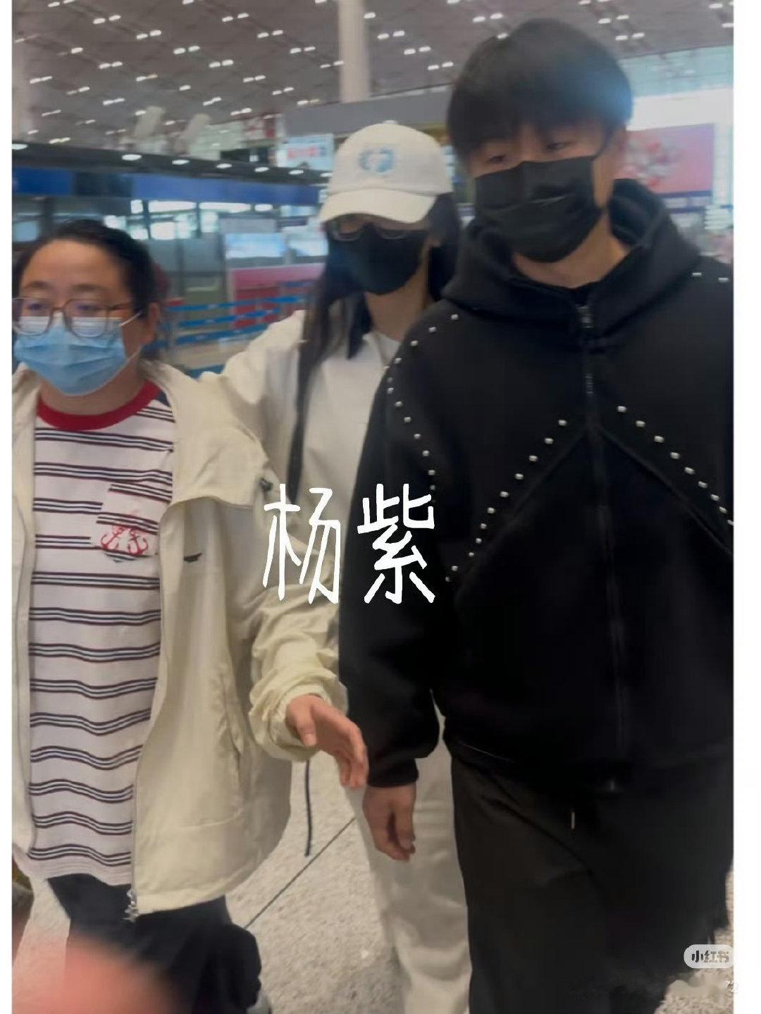 笑鼠，我刚发完杨紫需要休息，她今天出国了。昨天晚上连夜从上海回北京，今天早班机北京出发。果然行程已排满。 ​