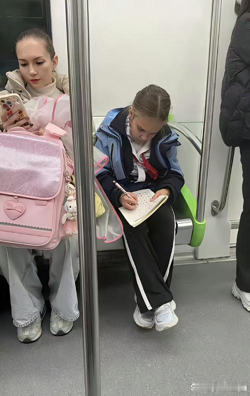 #生活手记# 今天在地铁看到一对母女，妈妈在数女儿认字。 
女儿把“妈”字的读音忘了，妈妈耐心地教了五遍。 
想起小时候，妈妈也是这样教我。 
 #教育传承##程潇是女儿是妈妈##小时候# ​