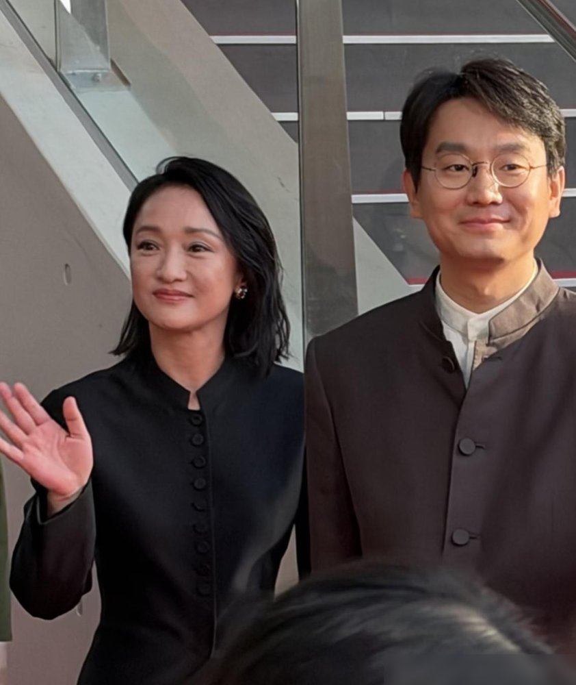 周迅穿着黑丝往红毯上一站，评论区直接炸了。52岁，瘦得撑不起那身香奈儿高定，脸僵得做不出表情。
可你再仔细看，她穿的是2026春夏高定，全球首穿。她主演的《初次尝到寂寞》，是釜山主竞赛唯一入围的华语内地片。红毯上被嘲“老气”的这个人，前一天刚在电影殿堂开完世界首映。
同场的奚美娟72岁，精气神确