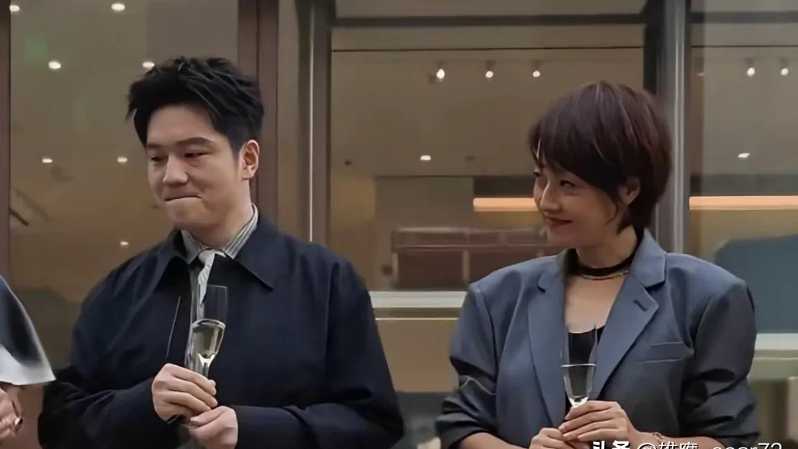 内娱的假，被马伊琍一个眼神和樊振东一个“偷看”给撕干净了！
9月16日上海静安嘉里中心，RIMOWA旗舰店开业剪彩，马伊琍、许光汉、赵今麦、樊振东同台。现场最有意思的画面不是谁站C位，而是马伊琍叠丝带的时候，樊振东站在旁边偷偷侧过头瞄她怎么叠。全场没按剧本走，樊振东刚出场时“社恐”得手都不知道往哪放