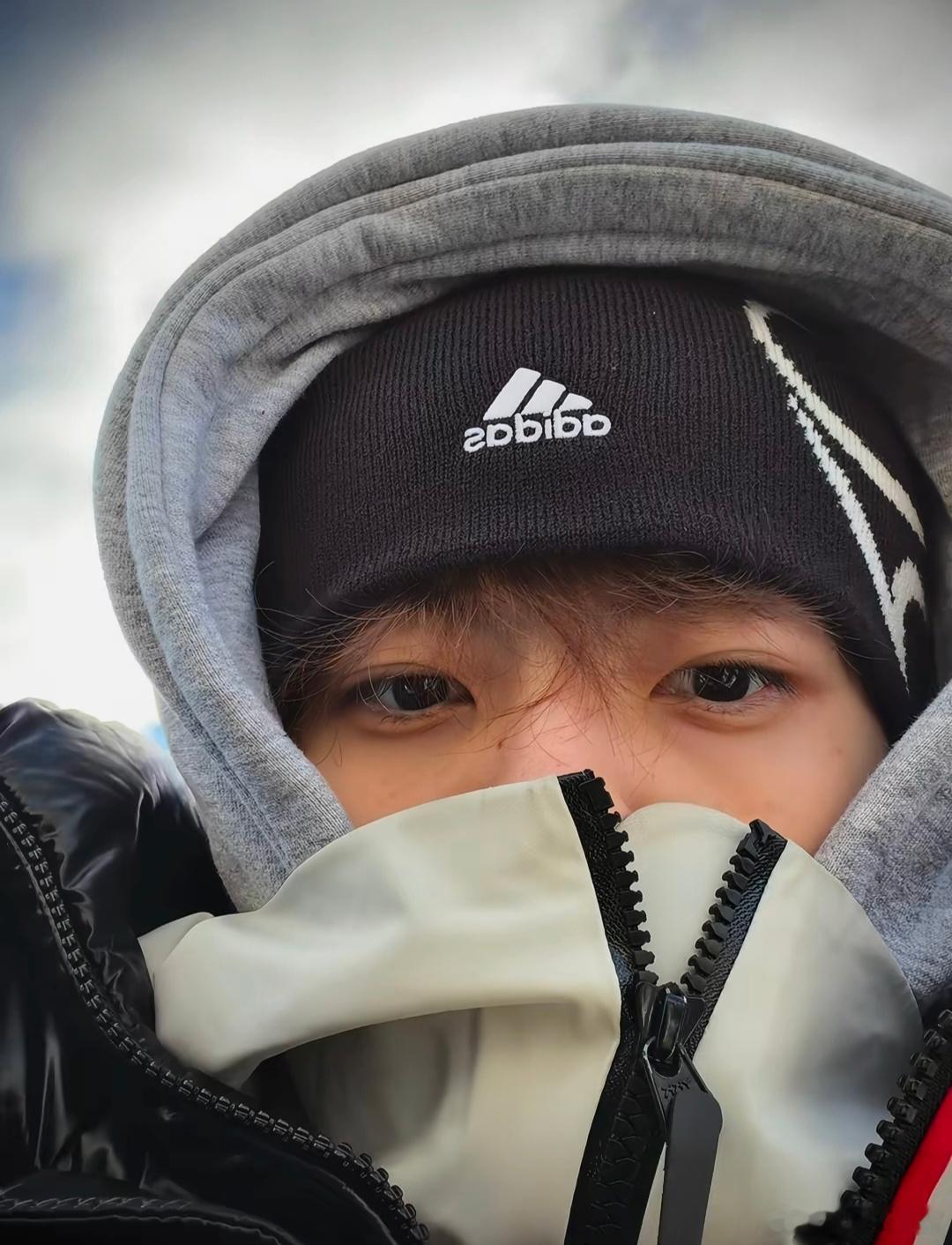 #杨舒予[超话]#亲爱的🐑.我昨晚又梦见你啦.可是梦里的你好沧桑啊看把我心疼的跟我身边的人一直说你很沧桑.后面你又到我那个位置跟我朋友我俩聊起了天说你不要练篮球了你要去练武术.说不要转到另一个地方去.当时我哭了好久.（可是这只是一场梦我们也不会在一个教室更不会有聊天的机会可是梦里全替我做 ​