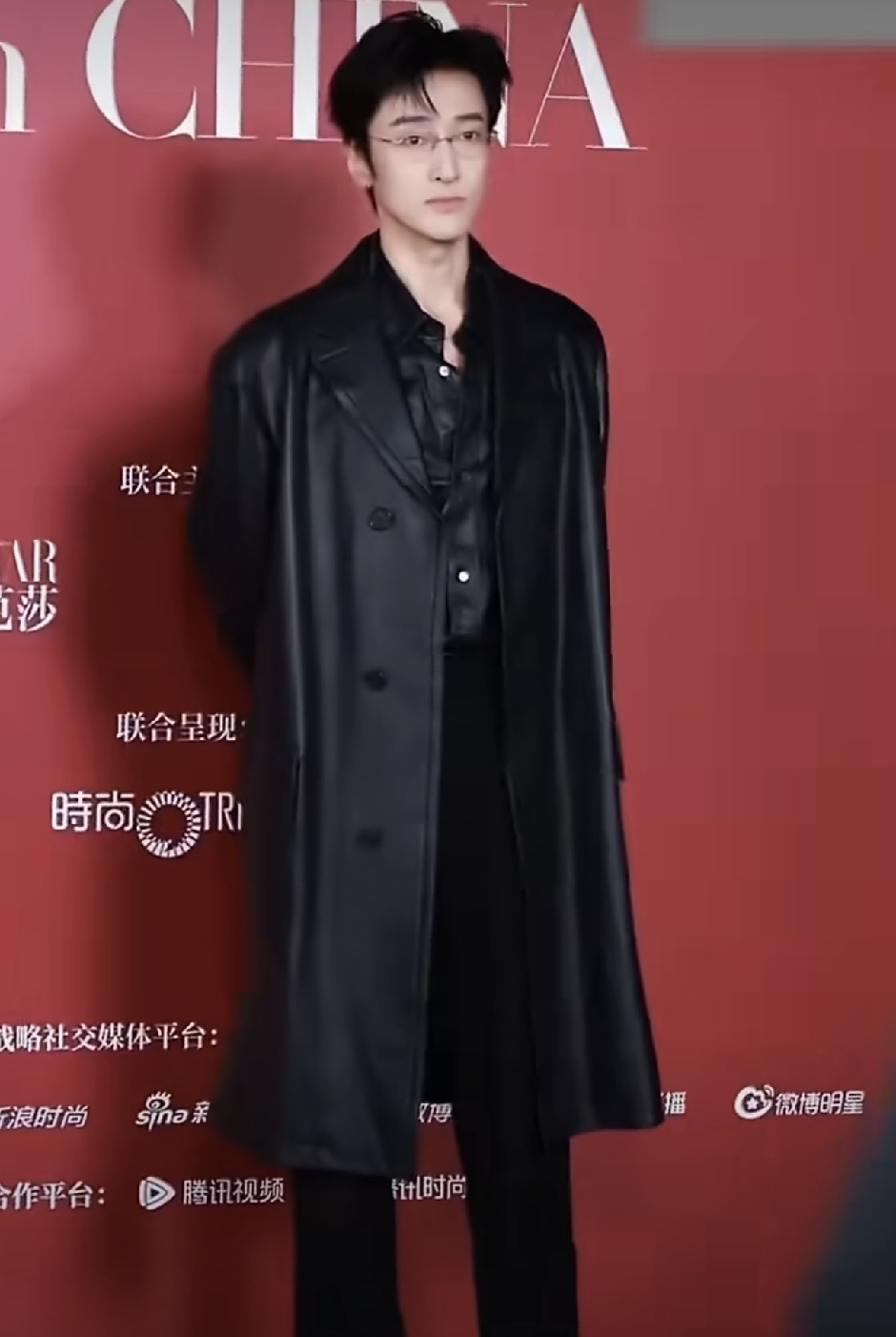 王传君这次芭莎红毯，竟然收拾得干干净净，一下子帅回关谷神奇那味儿了。

之前百花奖领奖，一件背心就上台，主打一个随性颓废。

难道二胎压力来了，被迫营业变精致？[捂脸]