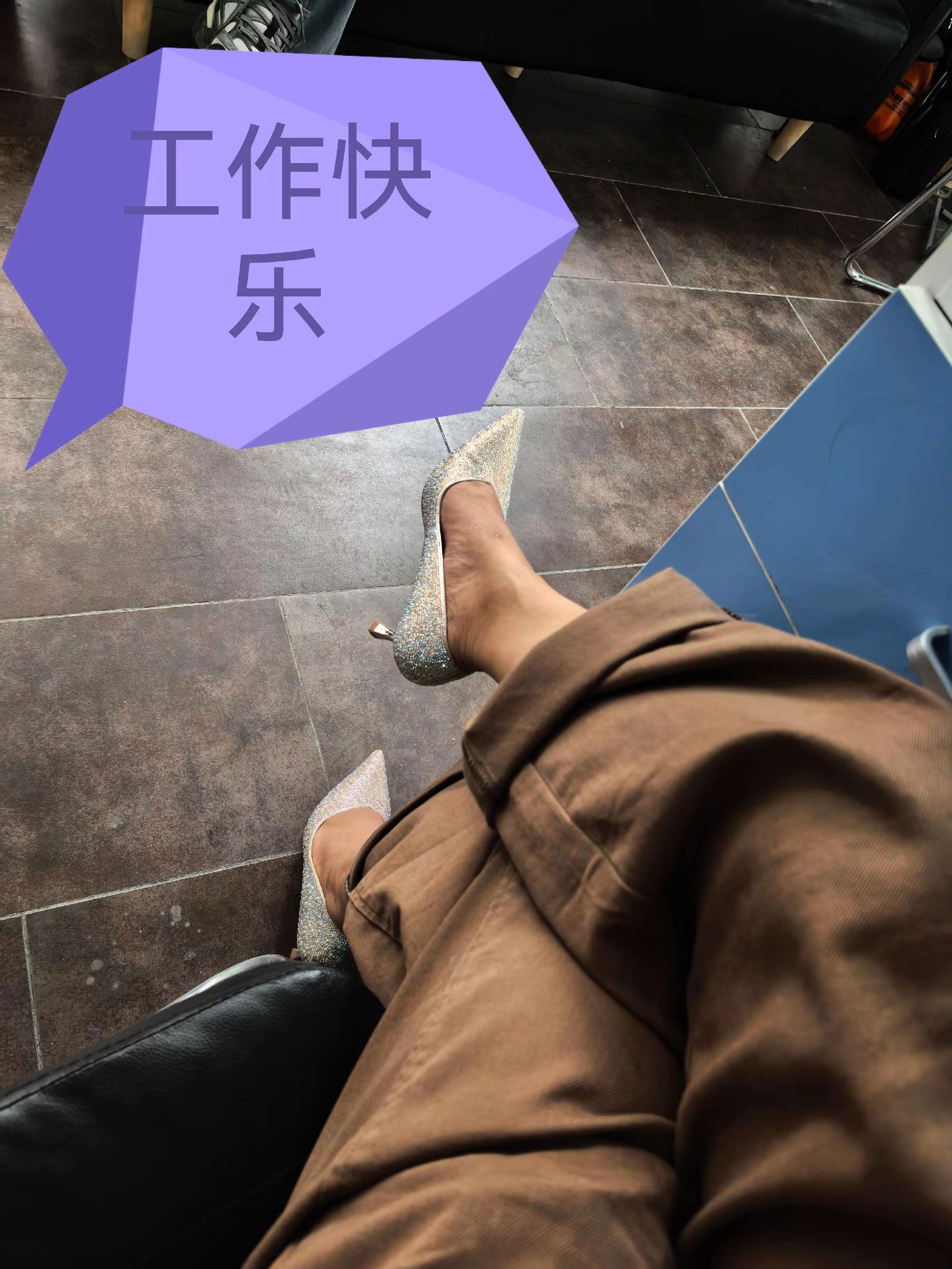 化身职场小姐姐，努力谈单，好好挣钱天天高跟鞋，终于把自己养回来了