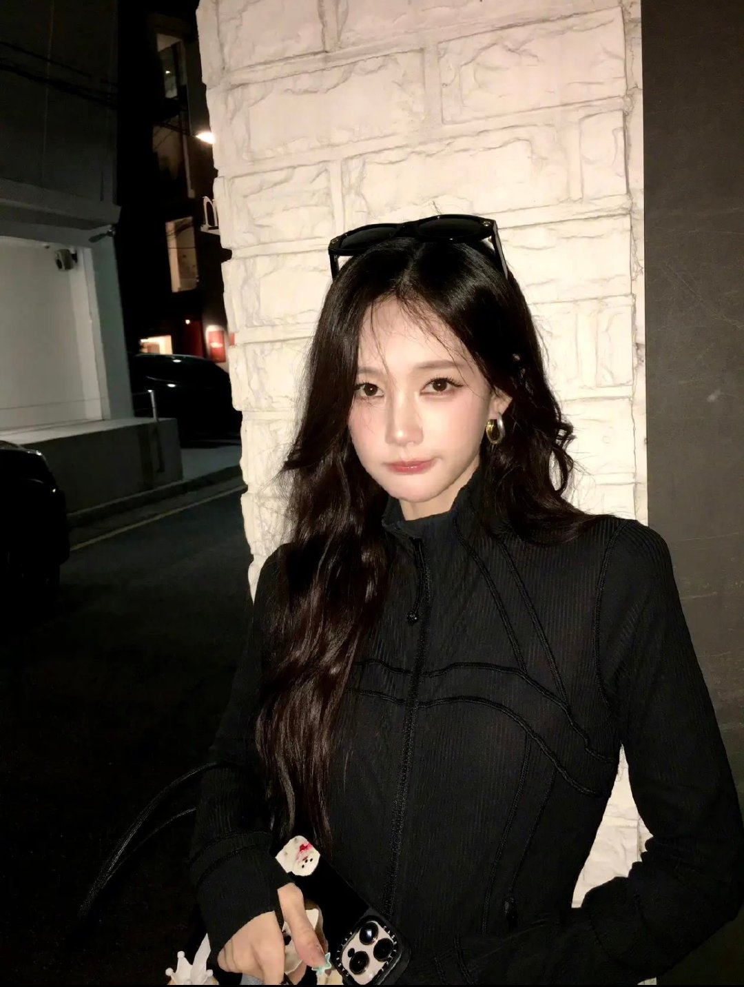 李一桐原ID换不回来了！
李一桐这波简直是“剧宣工伤”啊！微博这改名的48小时保护期，终究是败给了长达一个月的剧宣期，按时改名字反而把自己的大号搞丢了。希望把ID还给美女吧，别逼她叫“李一桐ABCDEFG”了！ ​