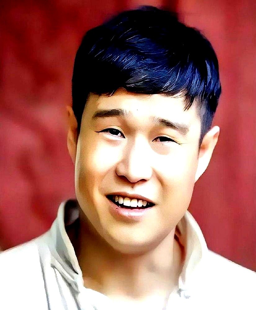 还没进影院就被喷烂片预定，小沈阳这回冤不冤？

沈春阳当导演，把小沈阳、贾冰、于洋凑一块拍喜剧。剧组刚放出番外花絮，小沈阳一脚油门下去，贾冰直接在后座滚成了球。抢车位那段全靠临场硬碰，台词压根不按套路来。

一堆人连正片都没看就开始开喷。

但别忘了小沈阳刚在《披荆斩棘》全开麦唱《我只是个传说》，票