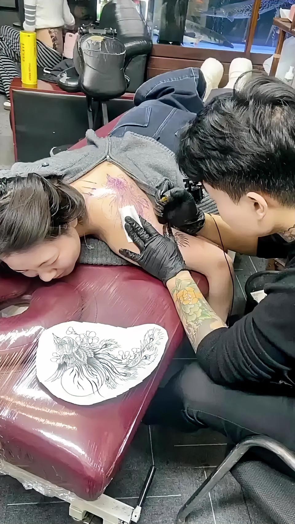 小姐姐后背纹身 看到这一幕 霸气十足啊 有个性还是有故事
 真厉害