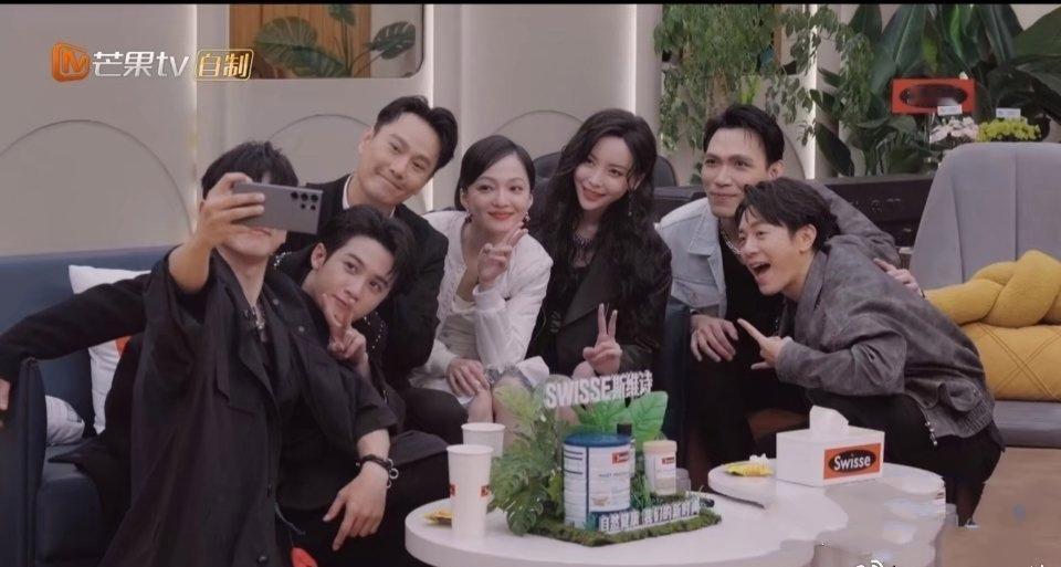 小S+何炅？《宝岛季2》这次玩这么大？

网传《声生不息·宝岛季2》11月回归，赛制地震、阵容洗牌。

何炅搭档小S，王伟忠或坐镇，这主持团活久见！常驻砍到8人，改走飞行轮换制，每期1位台湾+1位大陆+2位新声代。

网传名单：王力宏、林俊杰（帮唱）、曾沛慈、杨丞琳、袁娅维、韦礼安、吴克群、王栎鑫、 ​