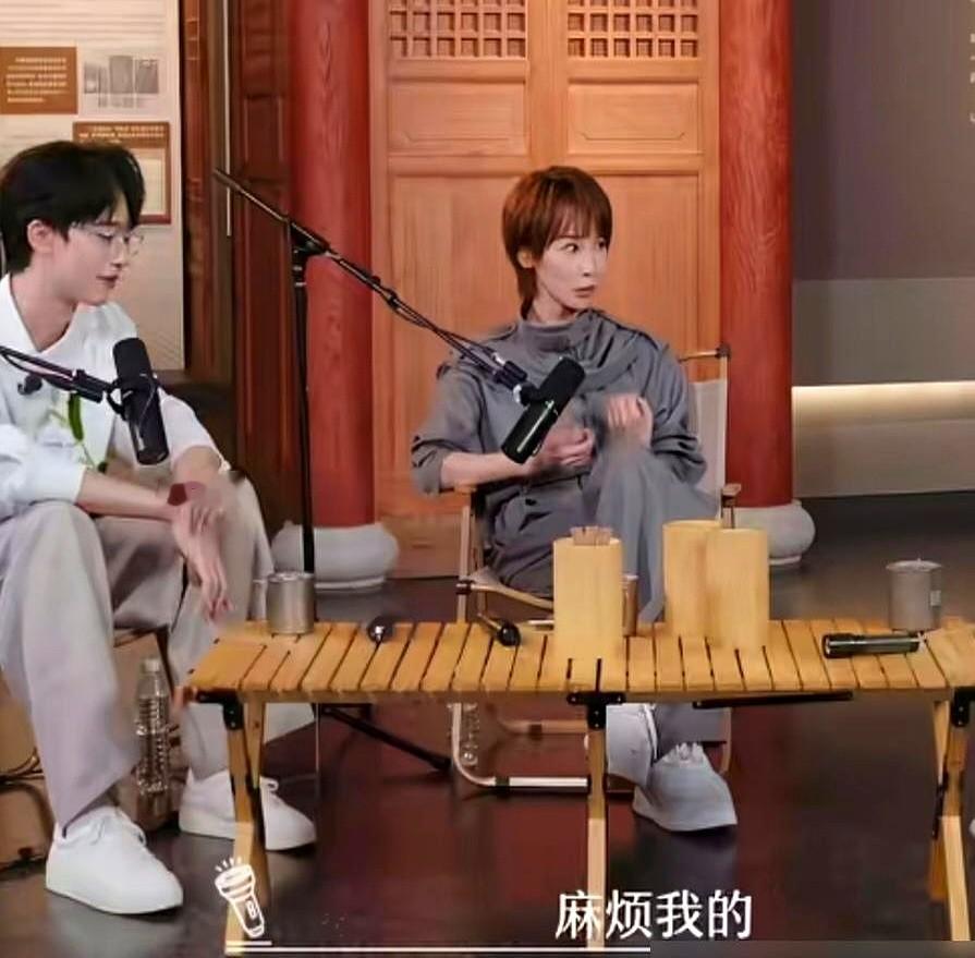 谢楠进产房那天，大左和沈凌拼了命往里挤，吴京在旁边急得直喊：“我才是她老公！”

这仨人的交情真不是演出来的。谢楠的处事逻辑很另类，她最期待朋友来麻烦自己。大左沈凌出门，她提前踩点做攻略安排路线。这俩人有事，她永远冲第一个。

感情都是换来的。谢楠发EP，大左二话不说跑来合唱《保持联络》。她上节目被