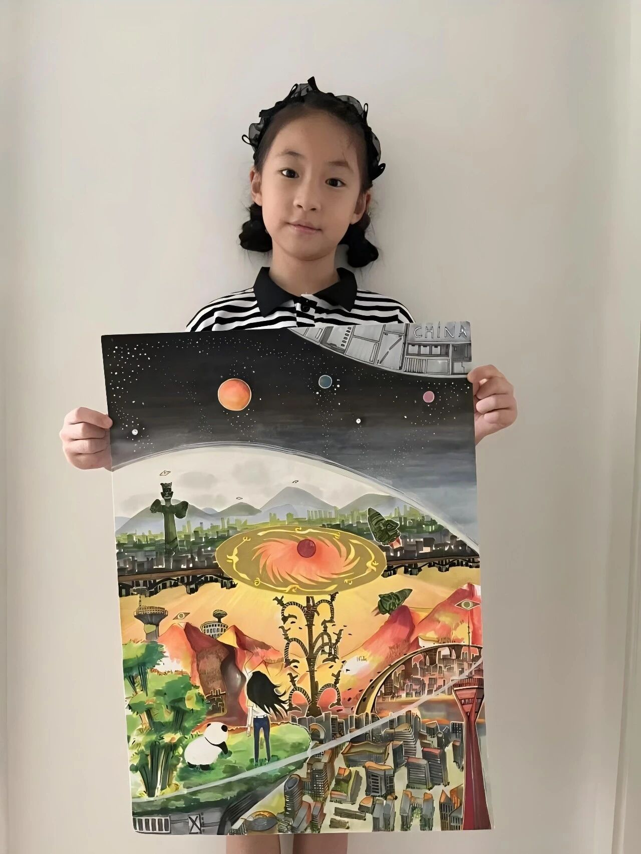 这不只是一次作品陈列，更是一场跨越学科、跨越年龄的公众文化实践。由成都金沙遗址博物馆和成都青羊区文化体育局联合举办的#神鸟巡宇——从古蜀问天到航天圆梦#文化共创展于10月16日谢幕，展览共展出198件（套）公众共创作品。今天，我们一起来了解作品《星河》背后的故事。

作品名称：《星河》
创作 ​