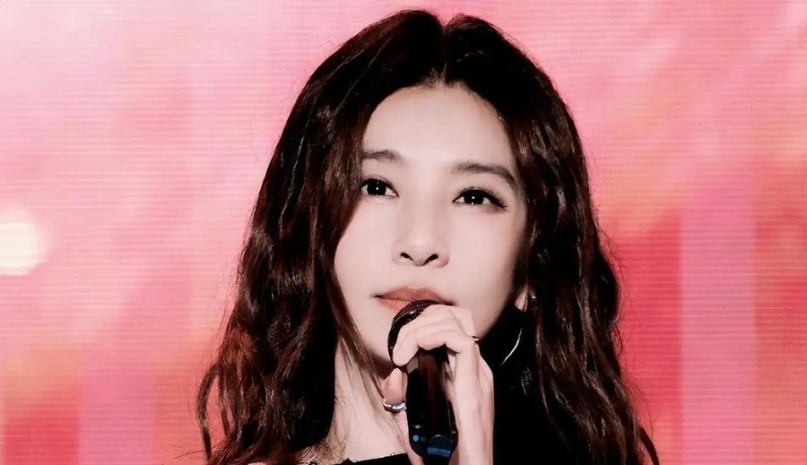 韩团出道唱《中国话》上春晚的田馥甄，如今直播说中文没人听得懂冲上热搜，内地四年零演出零代言，同团Ella却拿下了浪姐冠军
2026年9月24日，田馥甄第六张个人专辑《要去什么地方》上线，距上一张《无人知晓》整整隔了六年。四天后的10月2日，她官宣12月12日至20日在台北小巨蛋连开六场，刷新个人单轮