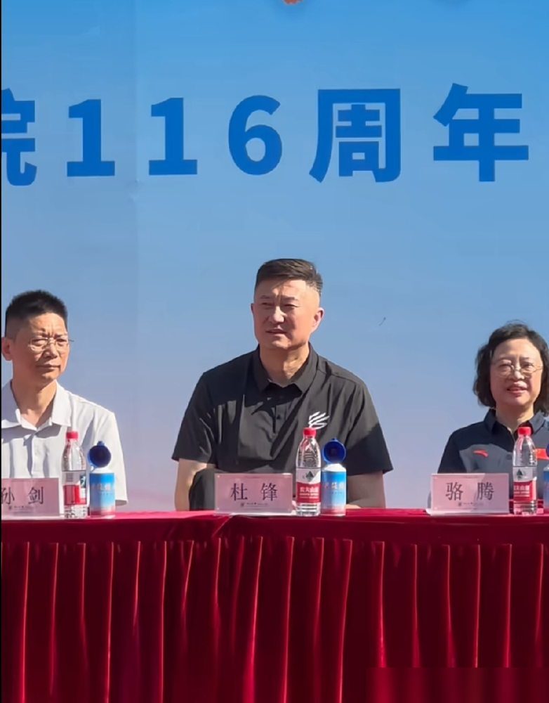 杜锋没去季前赛，人跑粤医BA开幕式上坐着呢。旁边还坐着朱芳雨和陈海涛，三个大佬齐刷刷亮相，就是没跟队。
7月那会儿全网疯传杜锋下课、朱总卸任，8月24日宏远官宣：杜锋改任总教练，朱芳雨变荣誉顾问。说白了，一线不管了。
可10月13日出征仪式，俩人又双双回来站台，杜锋顶着省篮协主席的名头，朱总挂个