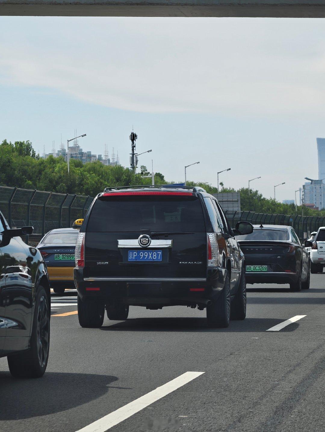 不比不知道，如今的车大到什么地步…

在国产 7 系 SUV 面前，ESCALDE这种老牌全尺寸 SUV在视觉上，已经不觉得大了[衰]

现在出门最窒息的一瞬间，就是停在两台国产 9 系中间[允悲]

#你的下一台车#  ​