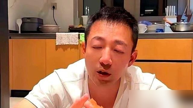 汪小菲直播间差点没绷住，就因为玥儿爱吃的那口月饼。眼眶刚红，旁边马筱梅手往他腿上一搭，低声说了句什么，他立马把情绪吞回去接着聊。
不是装的，是真被戳中了。大男人聊生意聊格局头头是道，唯独孩子一口吃食，瞬间破防。
有意思的是，这俩人刚从法国商学院回来没几天，上个月还牵手出席两岸中秋联谊会。台上体面