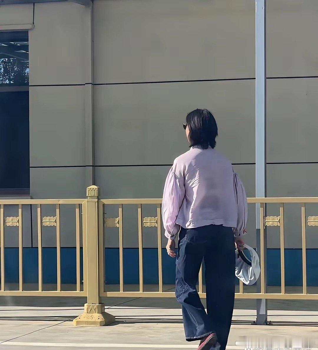 倪妮现身北京驾校，穿着防晒衣练科目二，后背都被汗打湿了，没有包场十分低调 ​