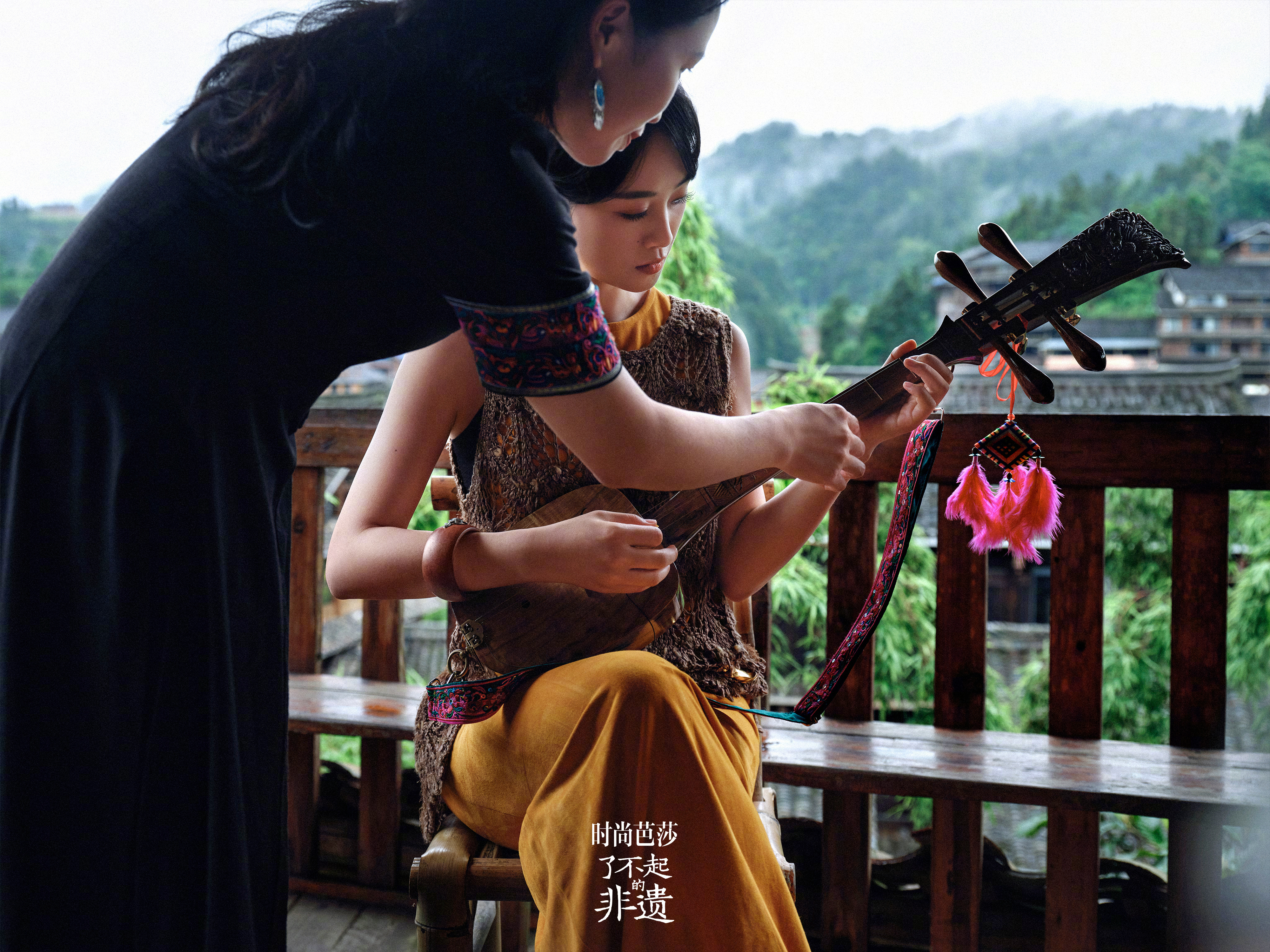 #芭莎镜头下的蓝盈莹##芭莎蓝盈莹非遗大片##芭莎了不起的非遗# 
蓝盈莹 in swaying/knit 26SS 真丝羊毛波浪流苏背心 拍摄杂志大片。

原来声音从未消失，只是藏在呼吸的间隙里，等人来听。

策划：Youli
编辑：孙倩
摄影：SQUANDER杨有元 
导演：卓澜
副导演：Mickey
视频摄影：Hark
制片：麦枣
收音 ​