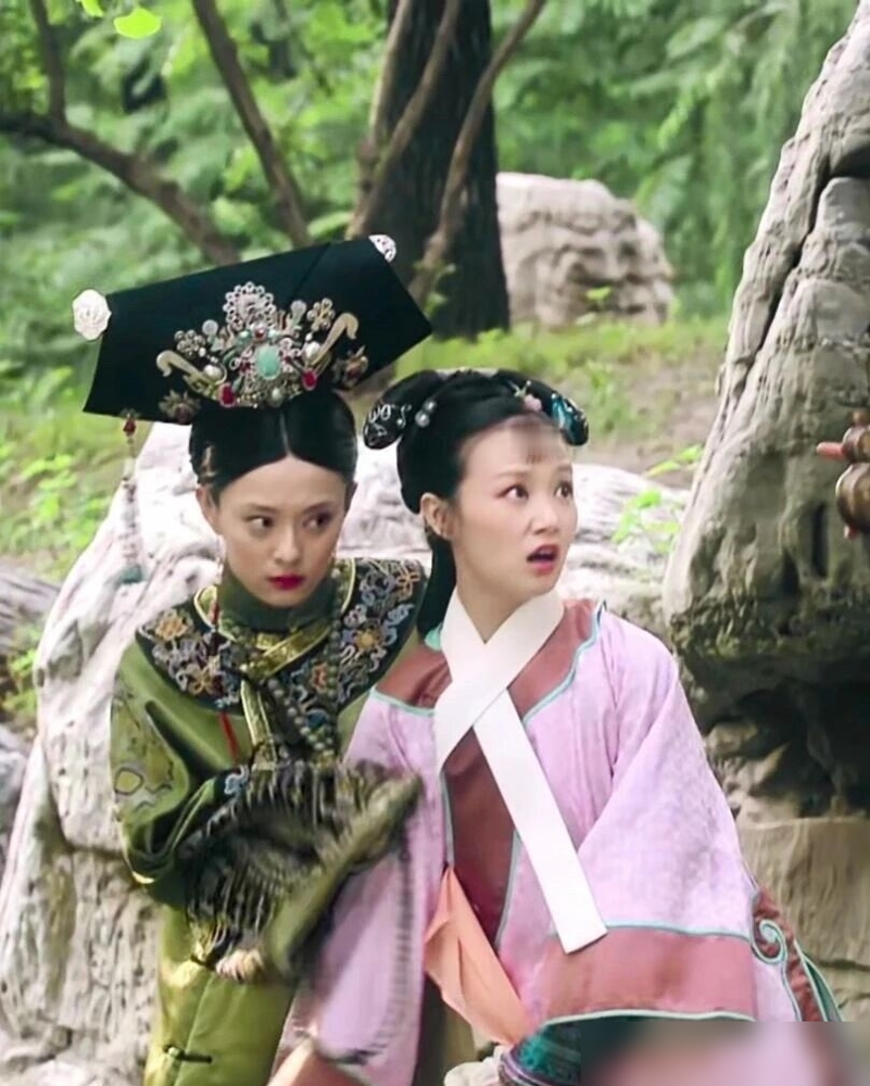 原来浣碧恨了甄嬛一辈子，秘密藏了11年才说破！
饰演浣碧的蓝盈莹说，刚接戏时她自己也讨厌这个角色，挖深了才彻底共情。
同是甄家女儿，一个是养尊处优的嫡出贵妃，一个是见不得光的庶出侍婢。浣碧一辈子困在身份错位里，骄傲又自卑，不甘于人下，连爱情都要争姐姐的，最终撞棺殉情。
蓝盈莹说，浣碧这辈子拼的