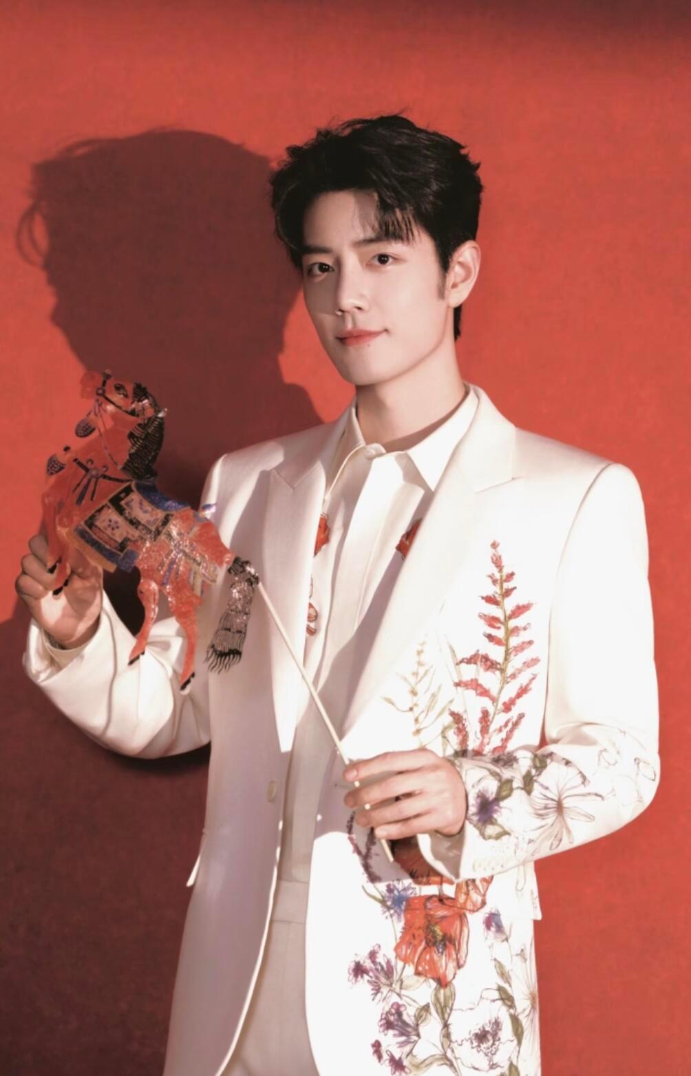 #肖战背后拍爸妈看李宇春演唱会# 9月6日，李宇春《皇后与梦想》巡演北京收官场。肖战和父母一同现身V39包厢，他全程没戴口罩，素颜黑框眼镜，跟着音乐跳得很开心。最戳人的是他悄悄举起手机，拍下父母认真看演唱会的背影。那一刻他不是顶流，只是一个记录父母快乐瞬间的孩子。 ​