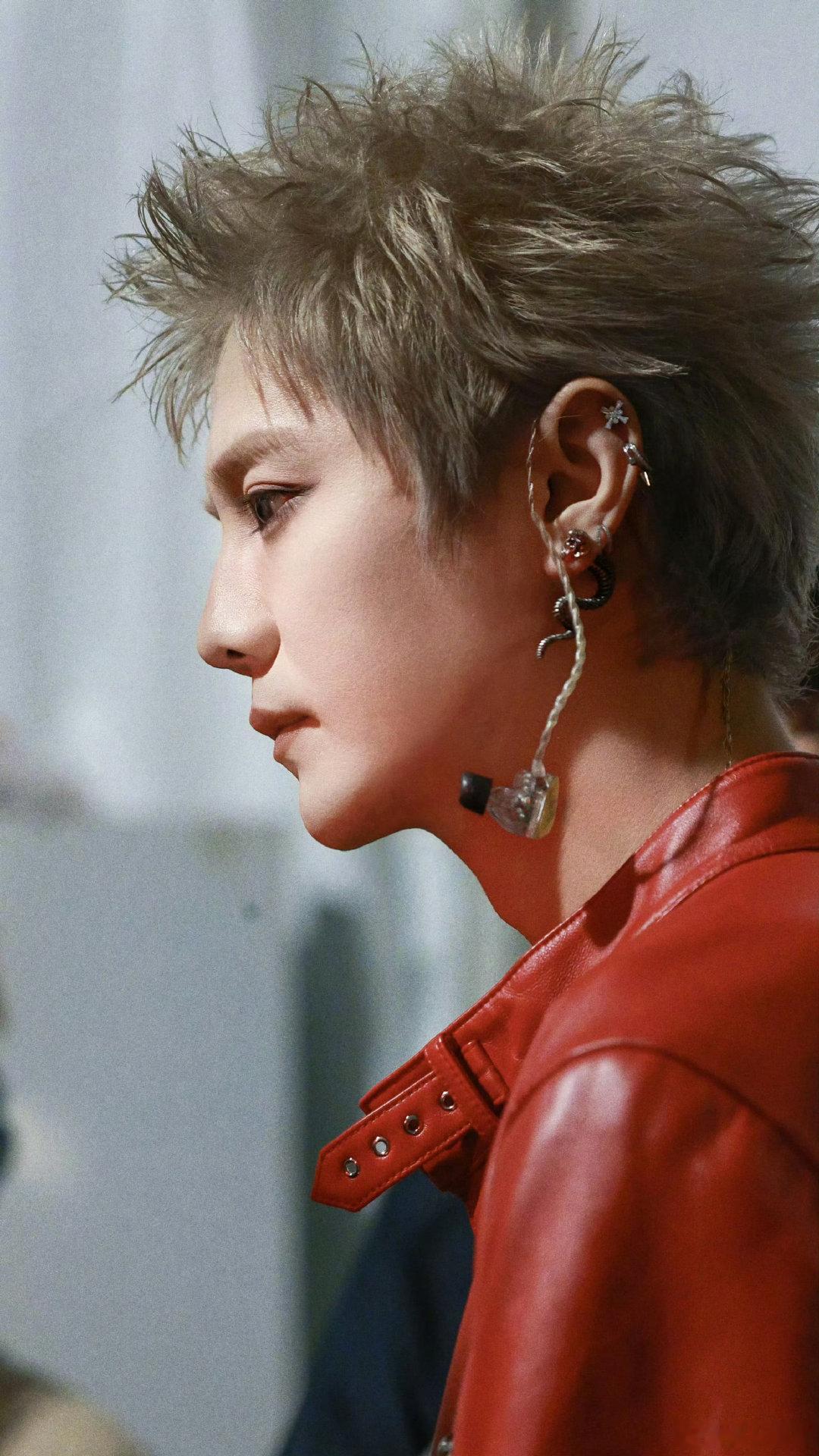 #鹿晗[超话]#[心]#陈赫直播怼鹿晗#[心]#歌手鹿晗# 鹿晗 lh
满天星光只因我而闪烁，我看到平凡的我也会有一刻不普通[微风]勋章   ​​ ​​​