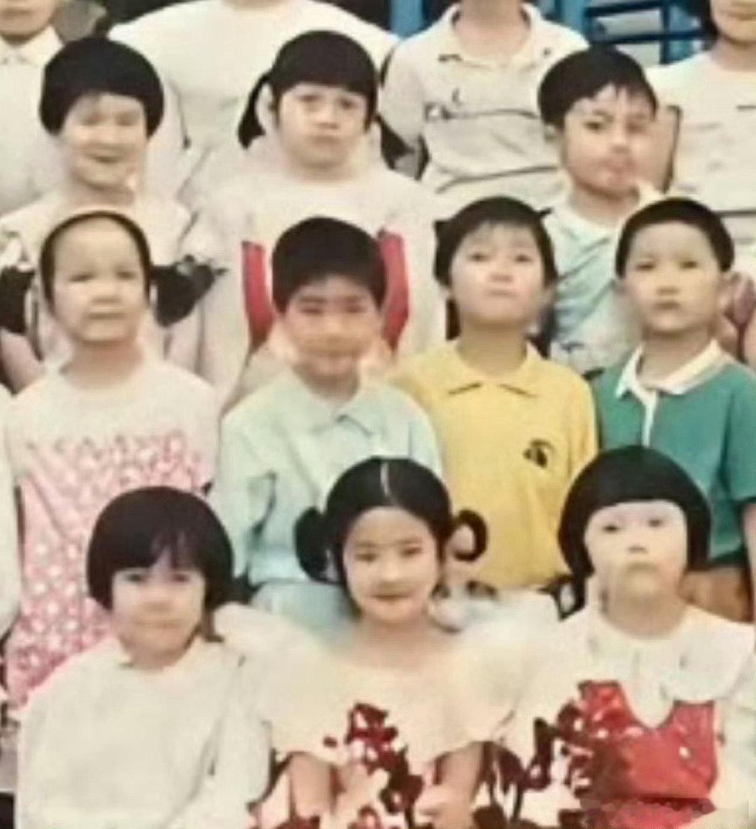 #刘亦菲幼儿园就是高颅顶#

一眼看过去就能看到！这是穿了公主裙吗？一整个C位 ​