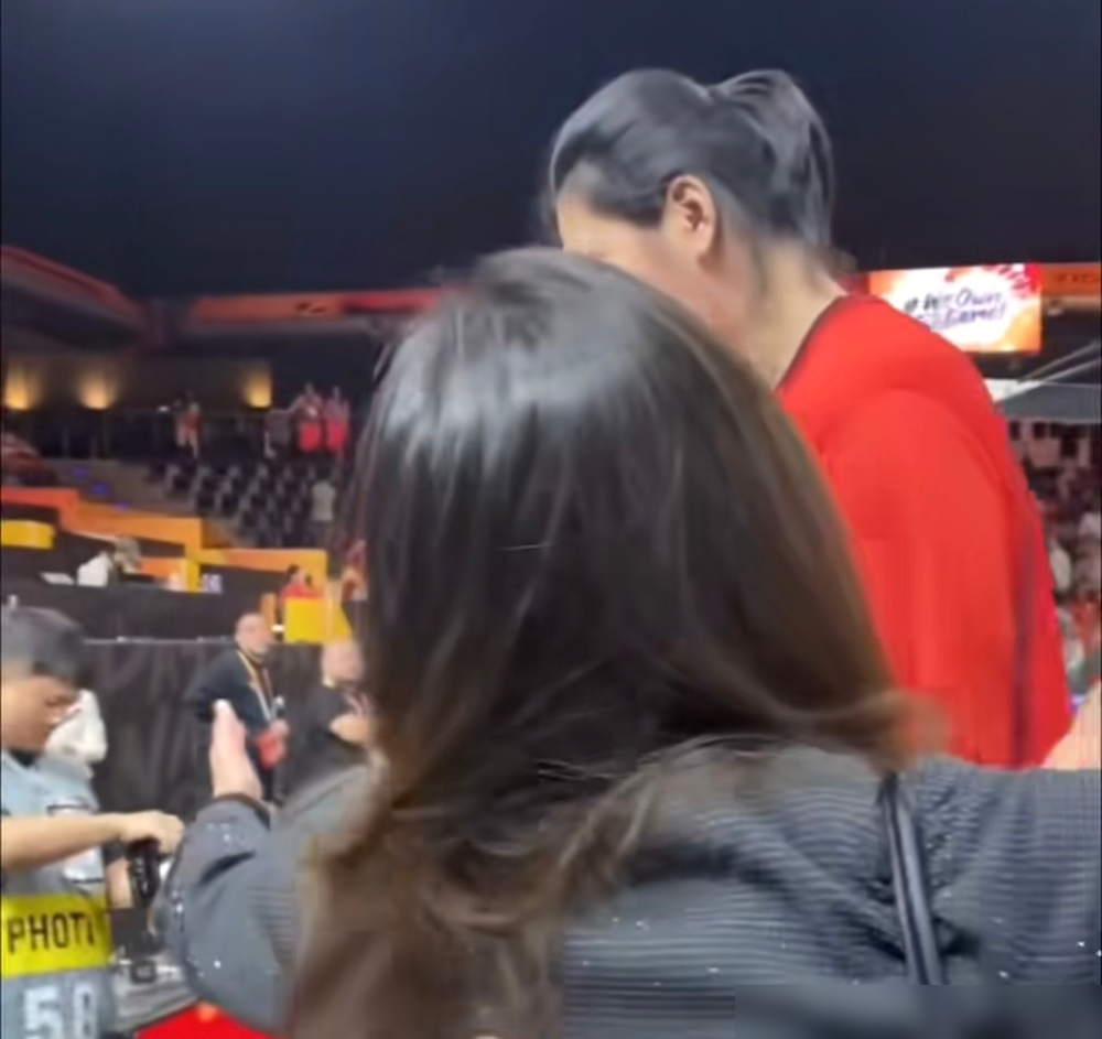 暖心！中国女篮大胜意大利女篮，赛后出现这样一幕：
凌晨结束的一场女篮世界杯比赛，中国女篮以71-51大胜意大利女篮，小组赛2胜1负，强势晋级八强附加赛，下一场对阵波多黎各女篮，不出意外，大概率晋级八强！
当终场哨声响起，前女篮国手、如今坐在解说席上的隋菲菲，直接走向了场边的替补席。她张开双臂，跟