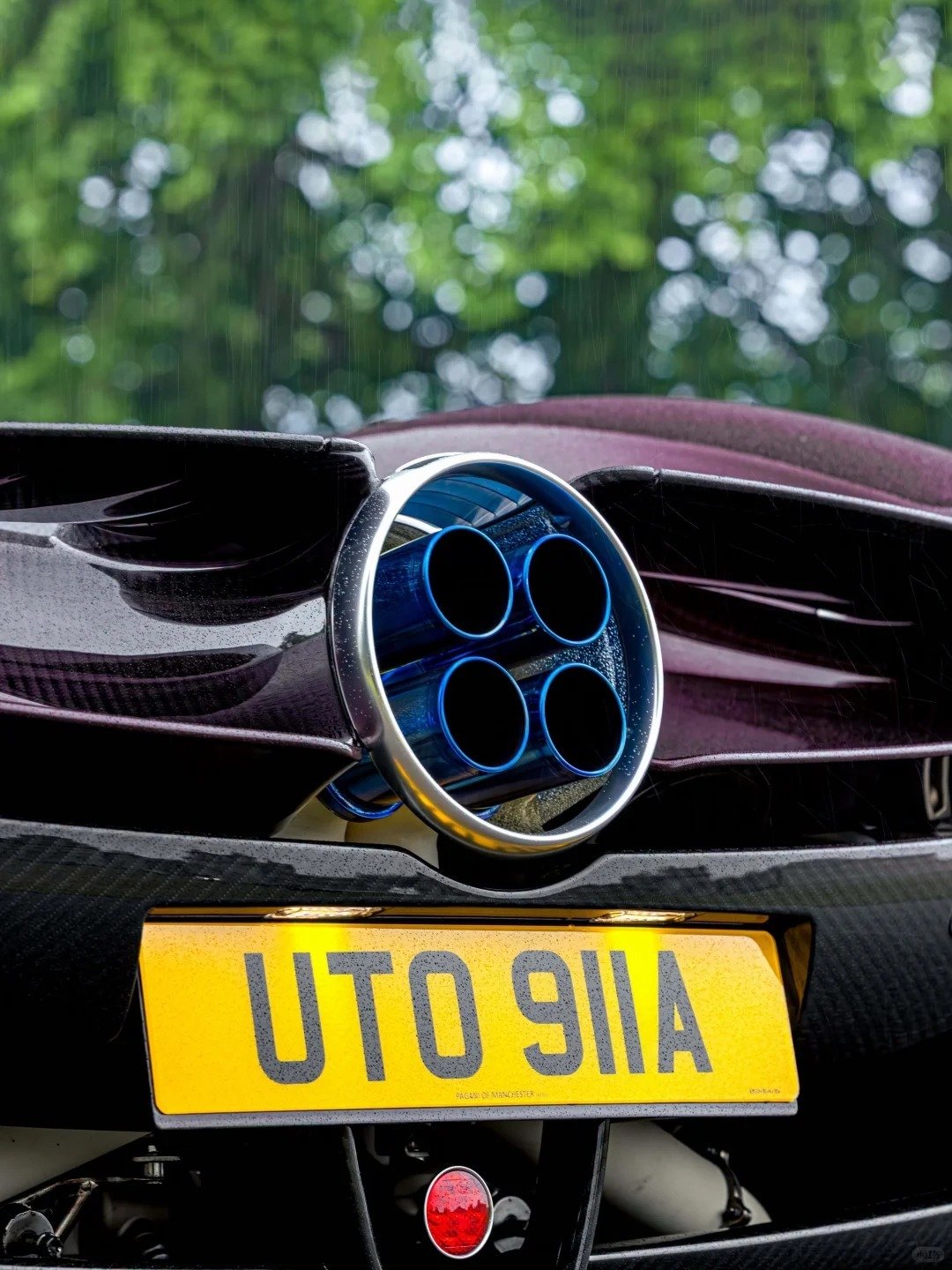 Pagani Utopia Roadster，雨中乌托邦，真美啊[爱慕]#绝美车片# ​