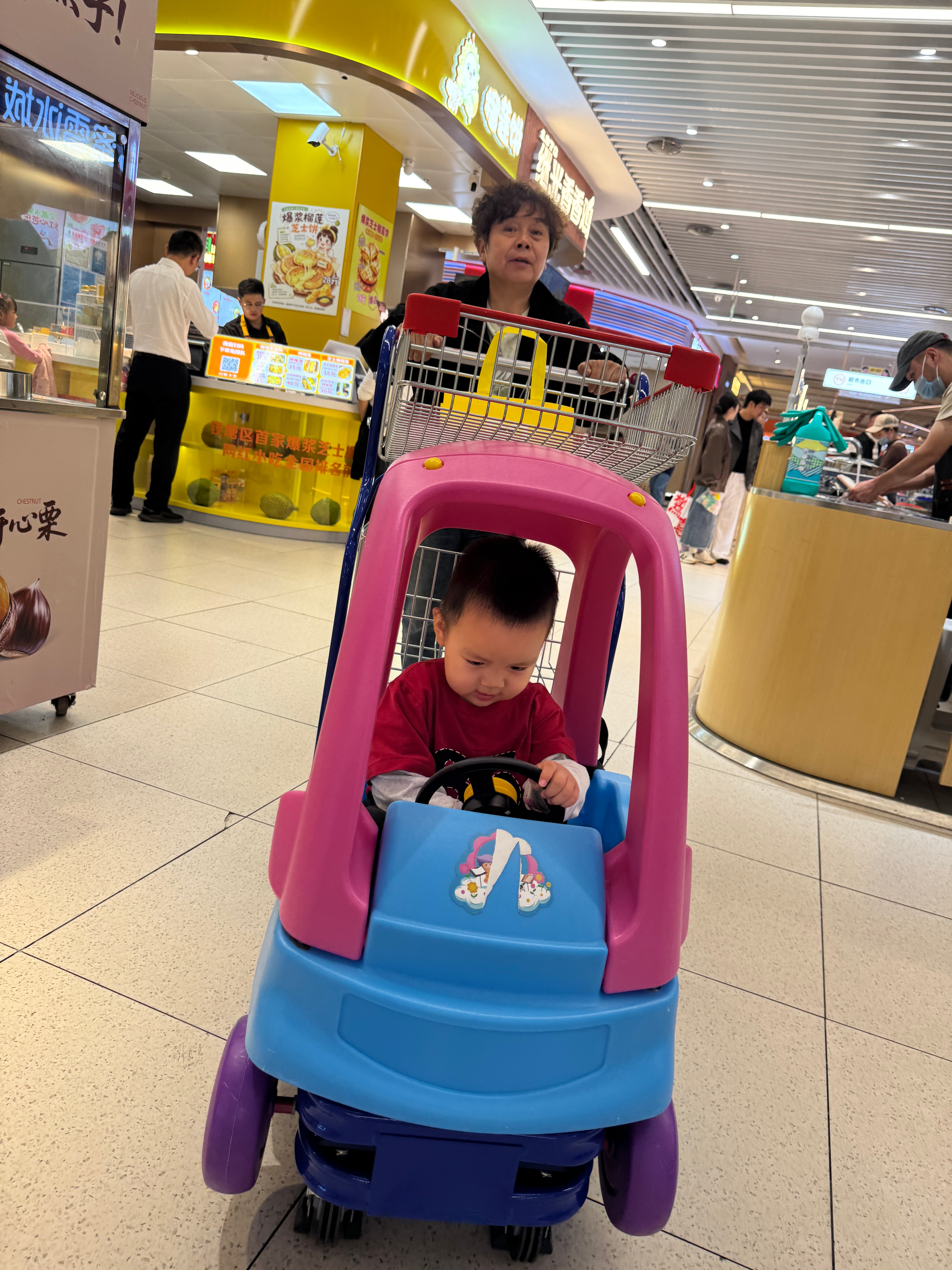晚上要出去玩
可是外面下雨呐
我建议去坐华境S

安安乐不得
今天又多了一次坐华境S的机会
在外面溜达一圈也没啥事
正好去超市逛一逛
不知道是明天台风 还是今天周五
商场里人巨多
超市里的人更多
尤其是日清区

我们没给安安带婴儿车
给他找了个儿童推车
他像模像样在里面打方向盘
不过这个空间对他来 ​