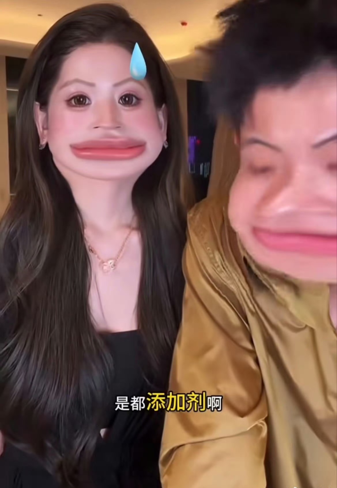 这对话也太损了。梅尼耶嫌老婆像排骨，老婆一句“那也是最贵的排骨”刚把场子找回来，他紧跟着补刀“都是添加剂”，直接绝杀。夫妻互损是挺好笑，但“添加剂”从老公嘴里蹦出来，笑完还是有点扎心。