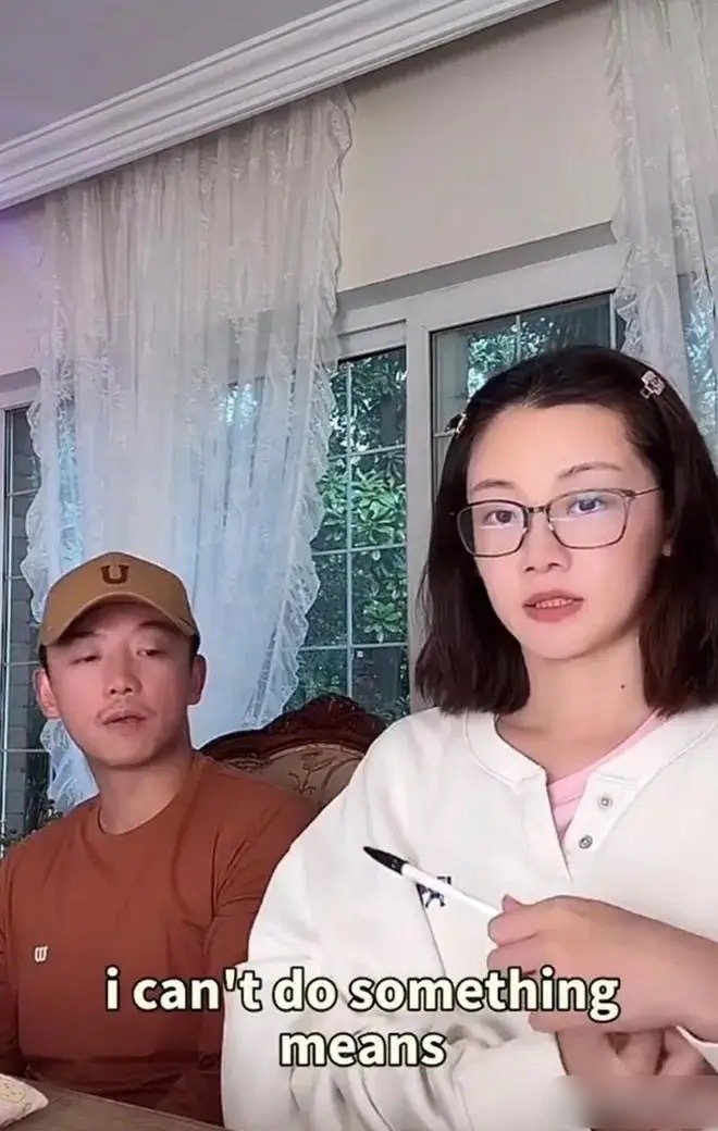 郑恺苗苗直播否认移民，解释只是孩子参加夏令营，在加拿大租了一个月的房子，陪孩子而已，属于短期体验 ​
