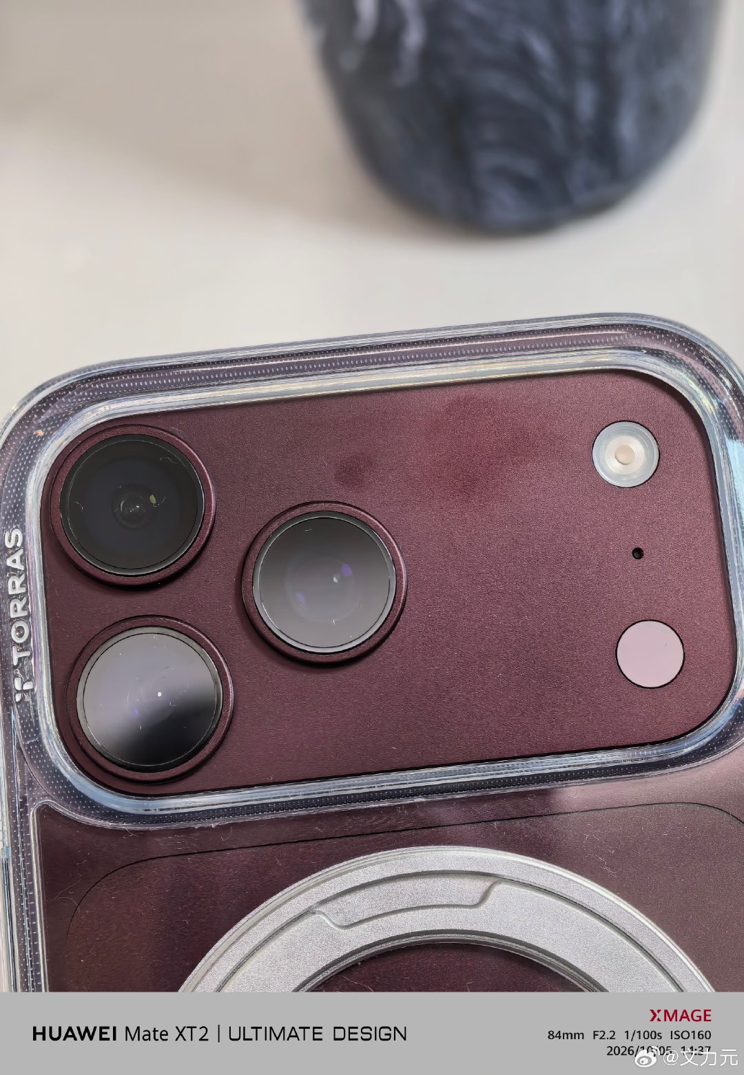 #iPhoneDuo沾上指纹很难擦干净#，看来苹果的材质都是一样的，iPhone 18 Pro Max上面也很容易沾指纹，而且特别难清理。[摊手] ​