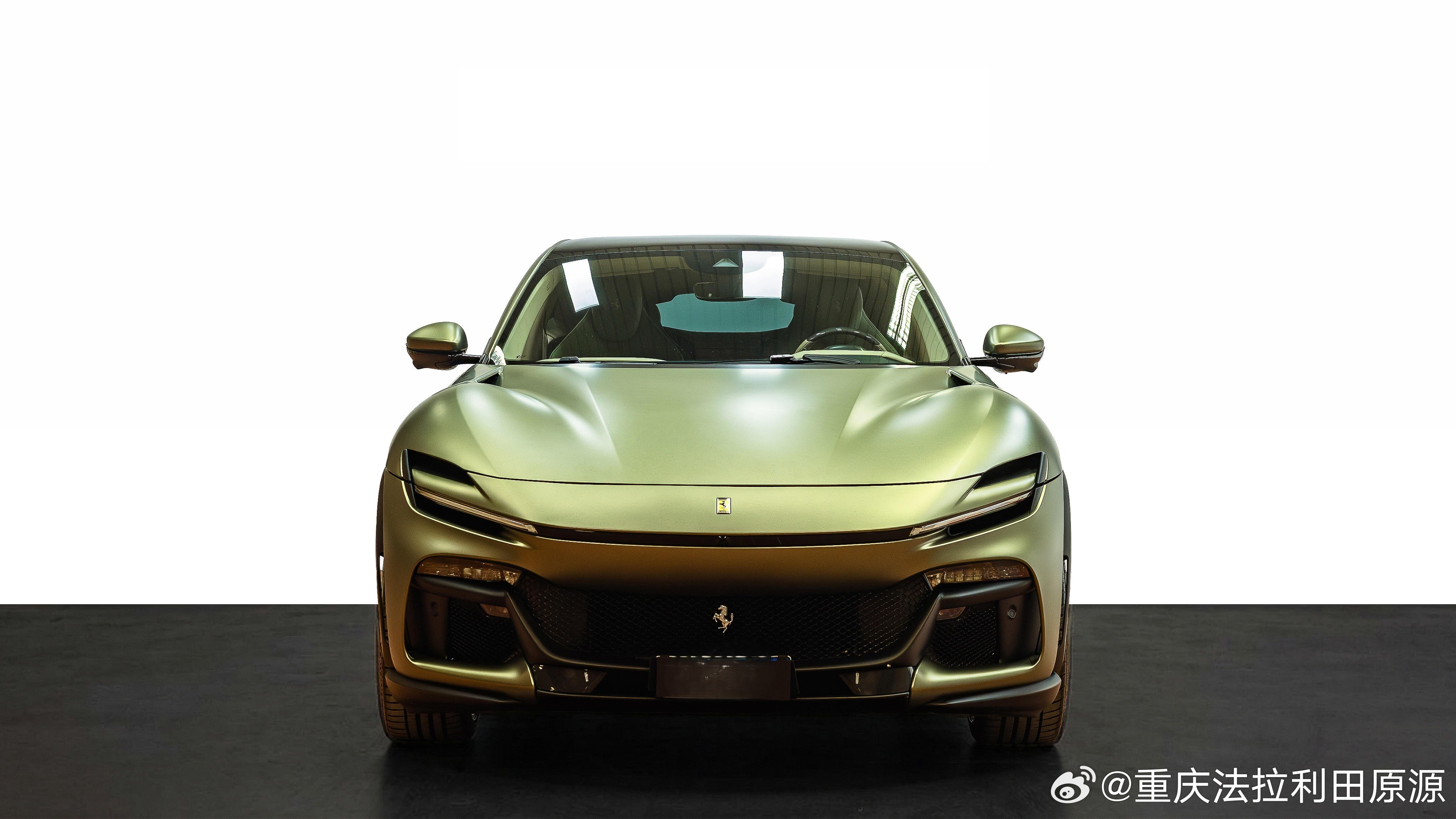 一台Atelier版本的Purosangue · 鉴赏

外漆：Verde Masoni Opaco｜马索尼哑光金属绿（工匠绿）
 
Masoni 源自托斯卡纳知名制革工坊的创始人，工坊如今获得 LVMH 集团参股，为众多奢侈品牌供应高端皮革，扎根佛罗伦萨近郊。这款车漆便以 Masoni 的姓氏命名，Verde Masoni 由此诞生。
 
同款车型有现货， ​