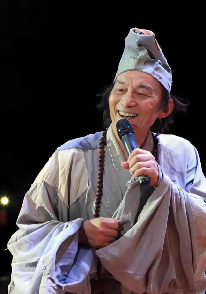 #游本昌去世#
听到游本昌爷爷离世的消息，心里空落落的。
这可是不少人的童年，那个穿着破袈裟、摇着破扇子的济公爷爷，真的陪我们长大了。
女儿说他走得很安详，最后一句话是“我很舒服”，这大概是老人家留给我们最后的温柔吧。93岁的人生，从默默无闻的龙套到家喻户晓的经典，他用了大半辈子去诠释 ​