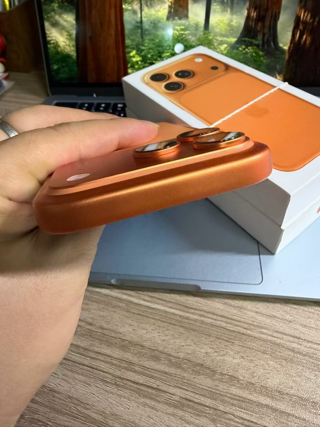 【豆花数码】
iPhone 17 Pro 港版（单卡+eSIM）
全新仅激活
保修还有10个月左右
⚠️：不支持国内运营商的eSIM
配件齐全
- 1T：橙 10099 ​