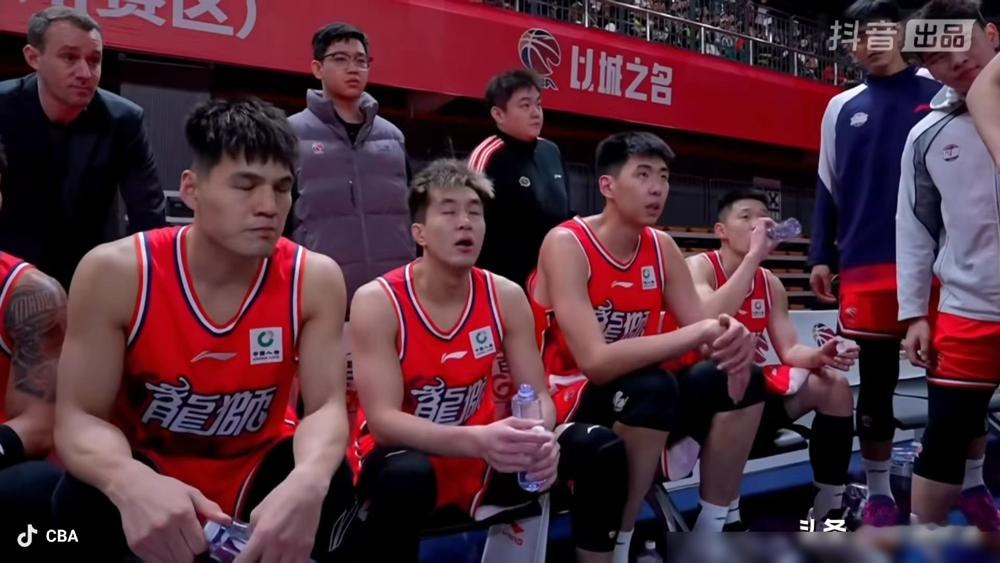 广东队要出大事，传闻杜锋已经压不住更衣室，更衣柜都快飞起来了。 你别...