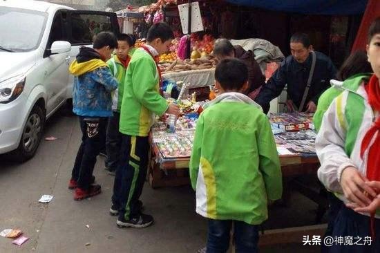 摆摊的小商小贩总结了一套生意经：
小学门口卖零食，
中学门口卖小吃，
大学门口卖