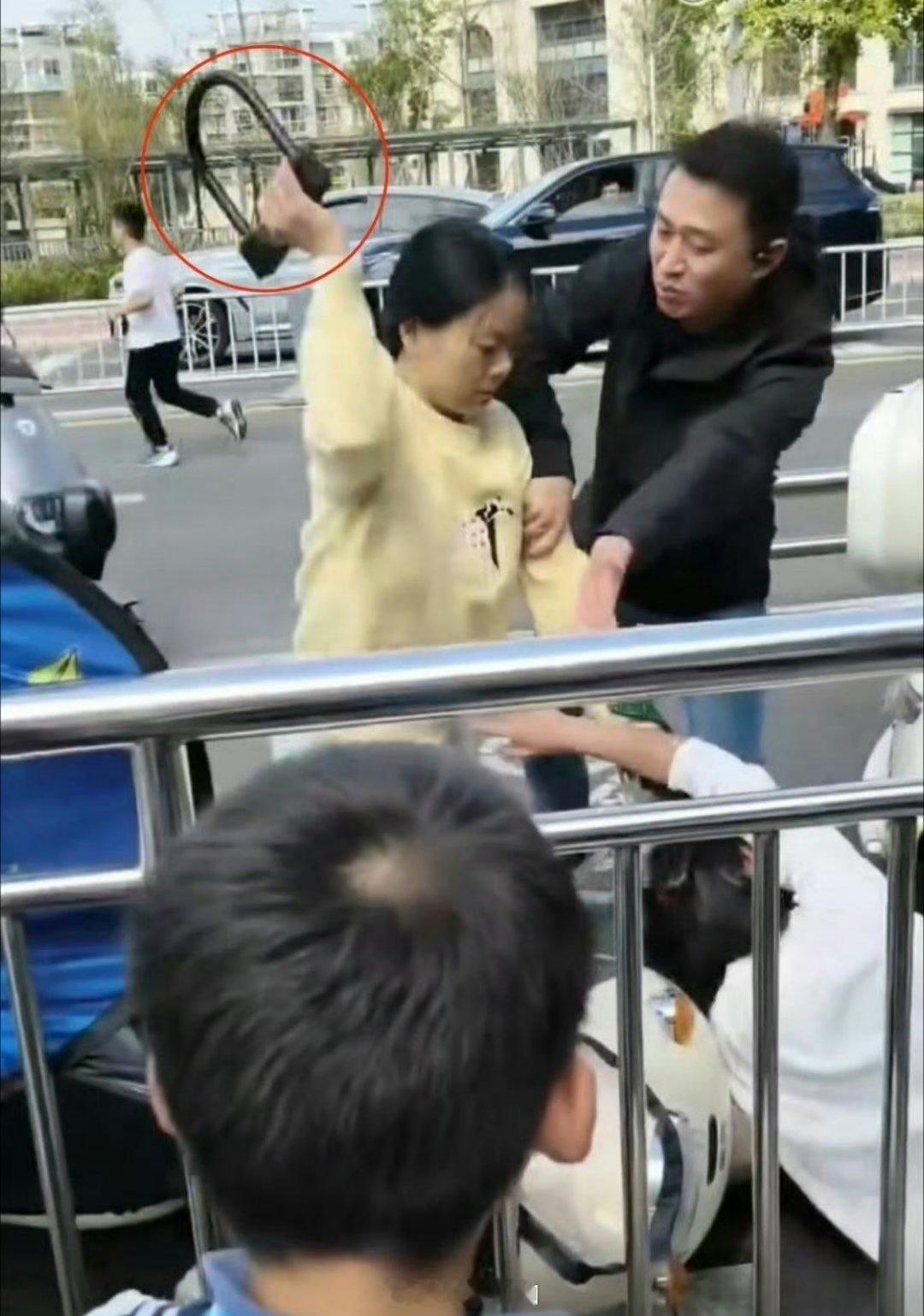 #成都警方通报女子持U型锁打人##女子因行车纠纷持U型锁伤人##警方通报一女子持U型锁伤人#
🧲女人何苦为难女人🤦‍♂️ ​