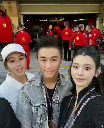 奚梦瑶确实情商高，只要不挨着何猷君合照，她就站直了…