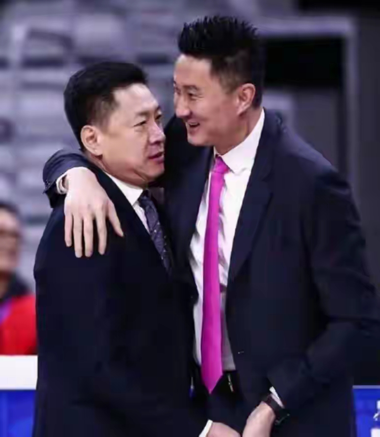 宏远两师徒培养出两旗手，CBA联赛独一档的存在[赞][赞][赞]
CBA联盟发展到了二十个俱乐部，八一出了宋力刚、刘玉栋两人，就连王治郅都没做过旗手不知道是什么原因？
上海男篮也只有姚明一人做过旗手。
CBA联赛这么多国企俱乐部存在，私企俱乐部的广东宏远则出了两个旗手，也是中国体育局对广东宏远俱乐部