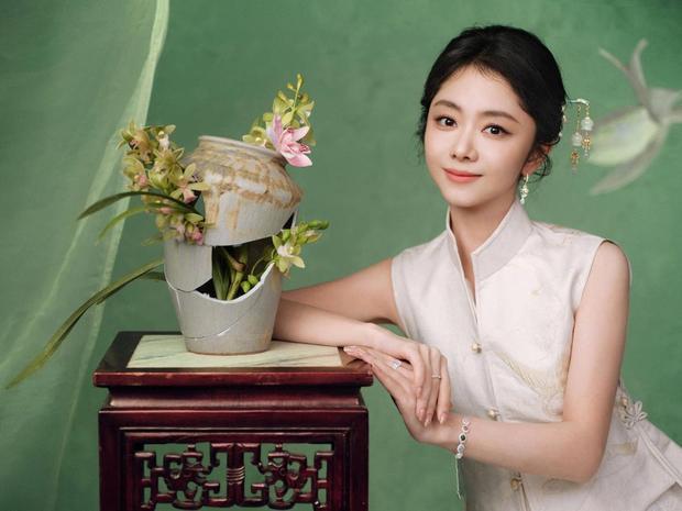 谭松韵新中式写真太绝！一身素白，温柔感拉满

谭松韵在演艺圈稳扎稳打，塑造过好多深入人心的角色，靠自然舒服的演技圈了大批观众。一路走来，她不急不躁，熬过不少低谷，一直踏踏实实地拍戏，不刻意炒作。

以前大家印象里她是元气少女，这么多年沉淀下来，身上多了一份从容淡定。

10月29日新写真释出，一身素
