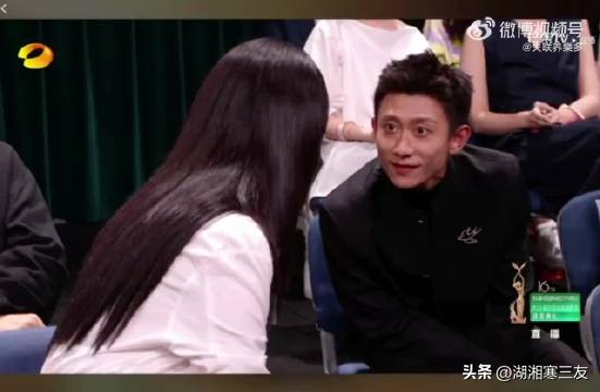 金鹰晚会再度同框！杨紫张一山这对“活宝”，为不留遗憾张一山也该跪下求婚了！
 
昨晚，湖南卫视金鹰晚会现场，张一山与杨紫惊喜同框，瞬间勾起无数人的童年回忆。
 
红毯环节张一山还笑着说没见到杨紫，等到落座才发现杨紫就在前排。两人座位相邻，一坐下就凑在一起轻松闲聊，连何炅在台上都忍不住打趣。杨紫起身的