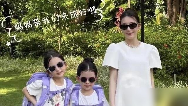袁咏仪一句话把方媛钉在墙角：聚会总是一个人缩在角落，局促得像个外人。
可你再看她在家带三个闺女，天没亮架机器拍奶粉广告，天黑了还在对着镜头讲尿片。生到第三胎，她说自己从手忙脚乱干到游刃有余。豪宅里没保姆吗？有。但她偏要自己上。
带娃精致出街的是她，被拍到在环球影城低调排队的也是她。别人笑她融不进