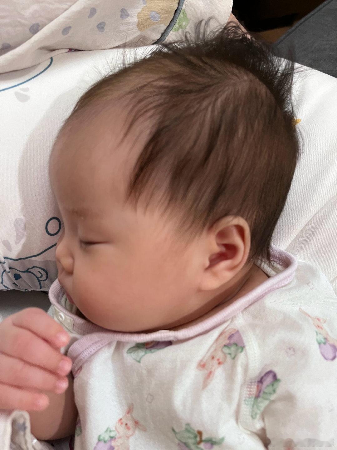 不知不觉就两个月了，带小婴儿确实会给人带来更极端的情感体验，他们要不给人带来产后抑郁，要不就是能抚平各种精神内耗，庆幸我的两次产后经历都是后者。孩子对大人的反哺并不一定是等到他们长大后赡养你（往后的时代这种情况更想都别想），而是从他们出生那一刻就能滋养到大人。过了这十来个月，还想 ​