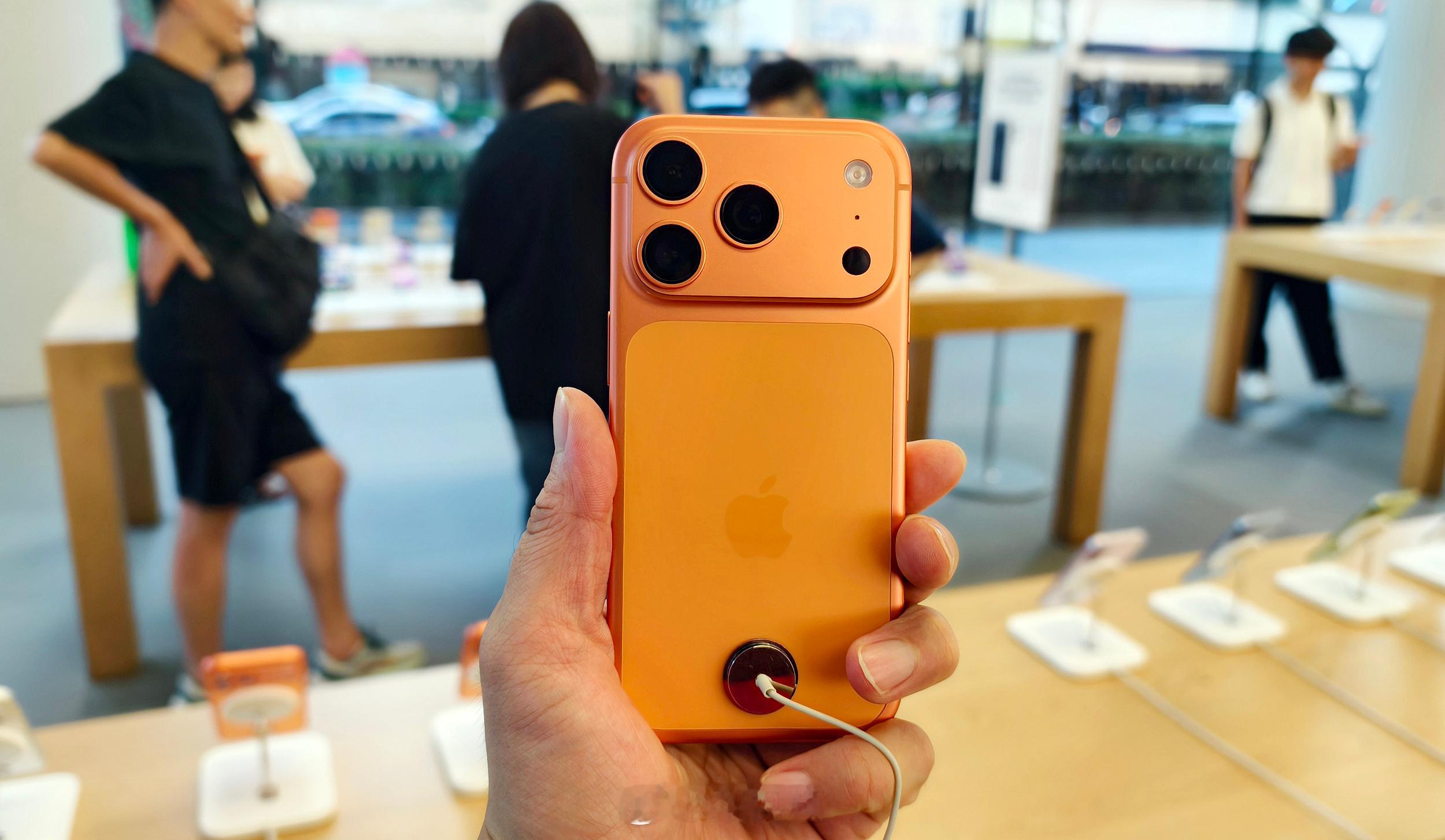 【#苹果客服回应iPhone17Pro下架#】北京时间9月10日，苹果在秋季新品发布会上正式发布iPhone 18 Pro系列两款新机以及首款折叠屏手机iPhone Duo。发布会结束后，iPhone 17 Pro系列的两款机型已从苹果官网下架，无法搜索到。对此，苹果客服证实，由于iPhone 18 Pro系列两款新机上线，目前iPhone 17 Pro确 ​